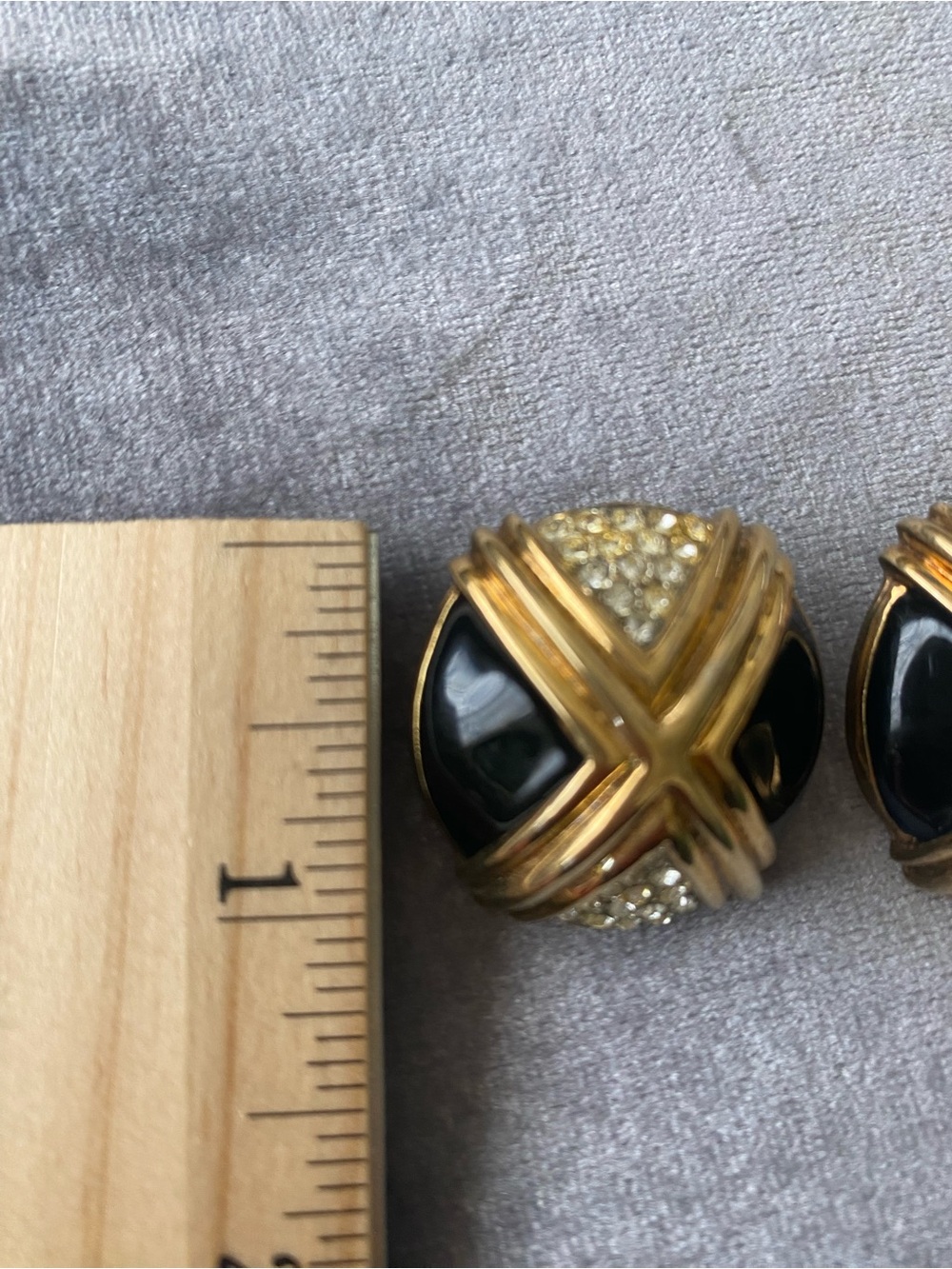 ST. JOHN Rhinestone clip earrings - Picture 5 of 7